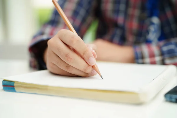 Asiatische Teenager Schüler Schreiben Hausaufgaben Lernstunde Für Prüfung Online Lernerziehung lizenzfreie Stockfotos