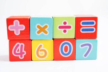 Matematik ve eğitim matematiği öğrenmek için tahta blok küpleri.