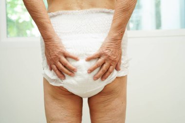 Hastanede yetişkin bezi takan Asyalı son sınıf öğrencisi bir hasta..