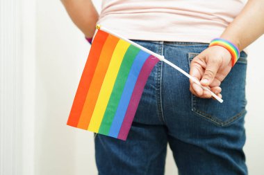 Gökkuşağı bayraklı Asyalı kadın, LGBT sembol hakları ve cinsiyet eşitliği, Haziran ayında LGBT Onur Ayı.