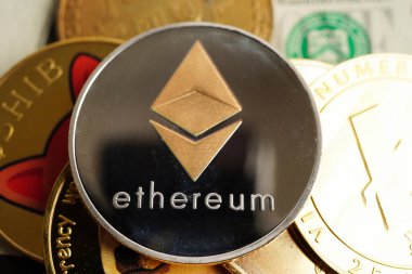 ABD doları üzerindeki altın bitcoin ticari ve ticari para, dijital para, sanal kripto para, engelleme teknolojisi için para banknotları.