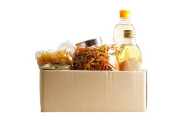 Bağış kutusundaki yiyecekler, insanlara yardım etmek için beyaz arka planda izole edilmiş..