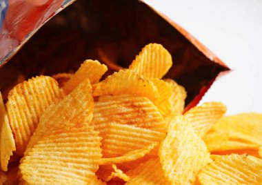 Açık pakette patates cipsi, Crips için baharatlı barbekü sosu, ince dilimlenmiş kızarmış fast food..