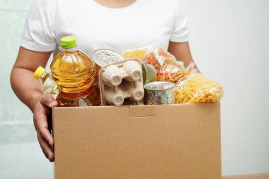 Gönüllülere yardım etmek için bağış kutusundaki yiyecekler..