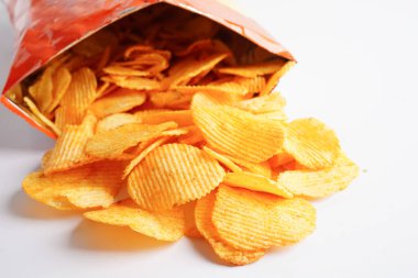 Açık pakette patates cipsi, Crips için baharatlı barbekü sosu, ince dilimlenmiş kızarmış fast food..