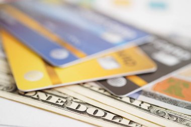 Şifreli kredi kartı ve Amerikan doları banknot parası, güvenlik finans sektörü konsepti.