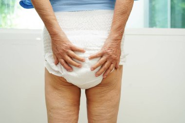 Hastanede yetişkin bezi takan Asyalı son sınıf öğrencisi bir hasta..