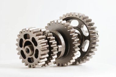 Metal teçhizat motor arabası ve bisiklet için beyaz arka planda izole edildi, takım çalışması iş konsepti.