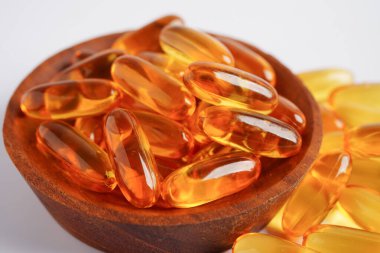 Omega 3 vitaminli kapsüllerde balık yağı ya da morina yağı jölesi. 