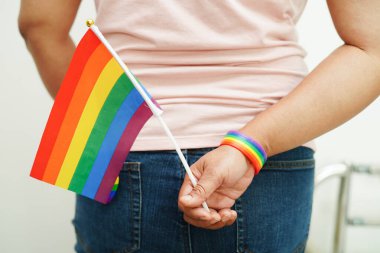 Gökkuşağı bayraklı Asyalı kadın, LGBT sembol hakları ve cinsiyet eşitliği, Haziran ayında LGBT Onur Ayı.