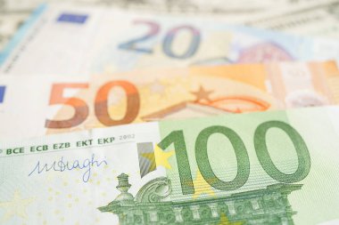 Euro ve ABD doları nakit para, finansman ekonomi bankacılık ticaret döviz piyasası konsepti.