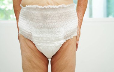 Hastanede yetişkin bezi takan Asyalı son sınıf öğrencisi bir hasta..