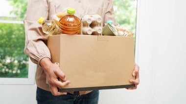 Gönüllülere yardım etmek için bağış kutusundaki yiyecekler..