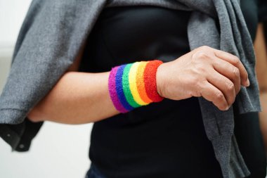 Gökkuşağı bayraklı Asyalı kadın, LGBT sembol hakları ve cinsiyet eşitliği, Haziran ayında LGBT Onur Ayı.
