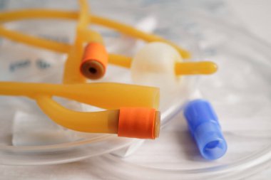 Foley kateteri ve idrar boşaltma torbası sakatlık veya hastanede yatan hasta için idrar topluyor..