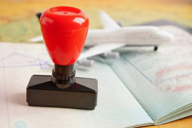 Turizm için onaylanmış belge üzerindeki vize ve pasaport, ülkedeki havaalanındaki göçmenlik bürosuna gönderilecek..