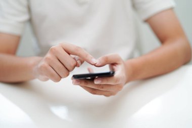 İletişim için akıllı telefon kullanan genç, öğrenmek için veri web sitesi ara.