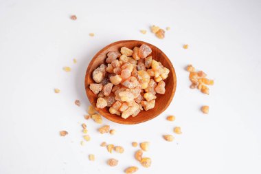 Tütsü veya olibanum aromatik reçine tütsü ve parfümlerde kullanılır..