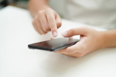 İletişim için akıllı telefon kullanan genç, öğrenmek için veri web sitesi ara.