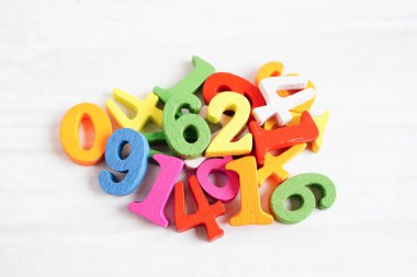 Matematik ve eğitim matematiği öğrenmek için tahta blok küpleri.