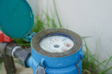 Bangkok, Tayland - 15 Mayıs 2022 Boru ve pirinç vanalı su sayacı evde aylık ödeme faturası için ölçüm yapmak üzere mühürlü bağlantı kurulumu.