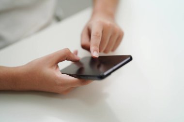 İletişim için akıllı telefon kullanan genç, öğrenmek için veri web sitesi ara.