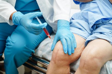 Asyalı doktor, Hyaluronic asit trombosit enjekte ederek yaşlı kadının dizine zengin plazma enjekte etti..