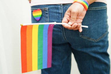 Gökkuşağı bayraklı Asyalı kadın, LGBT sembol hakları ve cinsiyet eşitliği, Haziran ayında LGBT Onur Ayı.