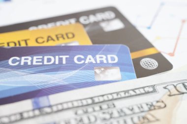 Şifreli kredi kartı ve Amerikan doları banknot parası, güvenlik finans sektörü konsepti.