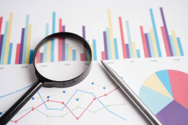 Grafik kağıdındaki büyüteç. Mali kalkınma, Bankacılık Hesabı, İstatistikler, Yatırım Analitik Araştırma Veri Ekonomisi.