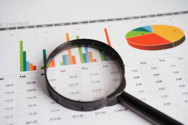 Grafik kağıdındaki büyüteç. Mali kalkınma, Bankacılık Hesabı, İstatistikler, Yatırım Analitik Araştırma Veri Ekonomisi.