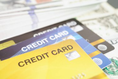 Şifreli kredi kartı ve Amerikan doları banknot parası, güvenlik finans sektörü konsepti.