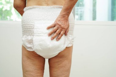 Hastanede yetişkin bezi takan Asyalı son sınıf öğrencisi bir hasta..