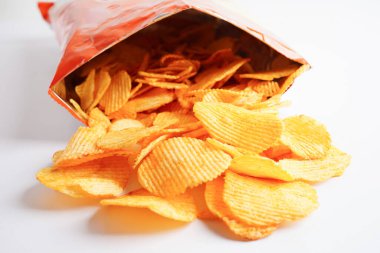 Açık pakette patates cipsi, Crips için baharatlı barbekü sosu, ince dilimlenmiş kızarmış fast food..