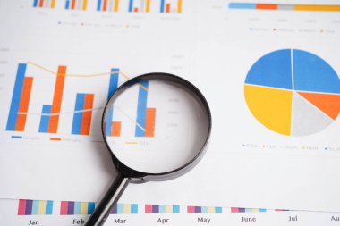 Grafik kağıdındaki büyüteç. Mali kalkınma, Bankacılık Hesabı, İstatistikler, Yatırım Analitik Araştırma Veri Ekonomisi.