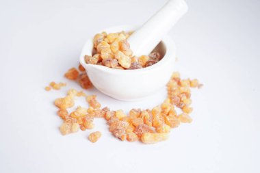 Tütsü veya olibanum aromatik reçine tütsü ve parfümlerde kullanılır..