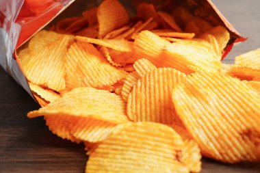Açık pakette patates cipsi, Crips için baharatlı barbekü sosu, ince dilimlenmiş kızarmış fast food..