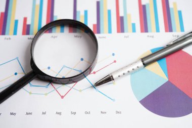 Grafik kağıdındaki büyüteç. Mali kalkınma, Bankacılık Hesabı, İstatistikler, Yatırım Analitik Araştırma Veri Ekonomisi.