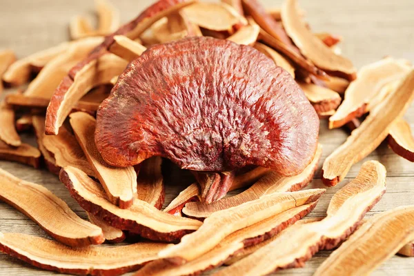 Lingzhi ya da kapsüllü Reishi mantarı, organik ve sağlıklı yiyecekler..