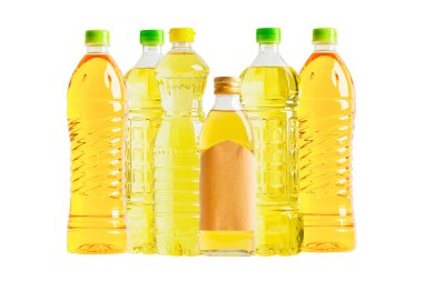 Sebze ve zeytinyağı şişesi beyaz arka planda izole edilmiş, organik sağlıklı yemekler pişirmek için..