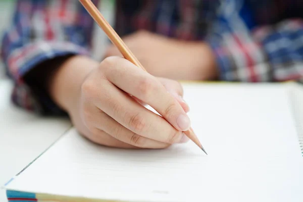 Asiática Adolescente Estudiante Escribir Tarea Estudio Lección Para Examen Línea Imagen de stock