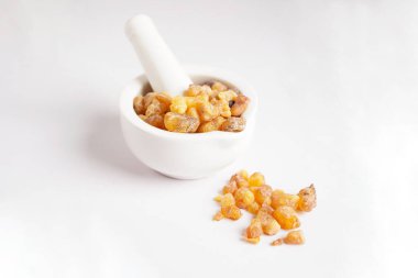 Tütsü veya olibanum aromatik reçine tütsü ve parfümlerde kullanılır..