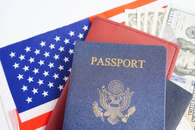 Amerikan bayrağında dolar parası olan Amerikan pasaportu, Amerika Birleşik Devletleri vatandaşı.. 