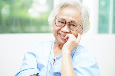 Evde bakım hizmetlerinde gözlük ya da görüş gözlüğü takan Asyalı son sınıf öğrencisi bir kadın..