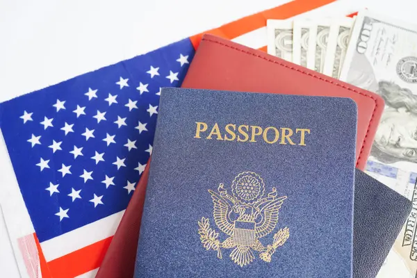 Amerikan bayrağında dolar parası olan Amerikan pasaportu, Amerika Birleşik Devletleri vatandaşı.. 