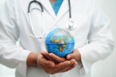 Bangkok, Tayland. 15 Mart 2023. Asyalı Doktor Dünya 'yı elinde tutuyor..