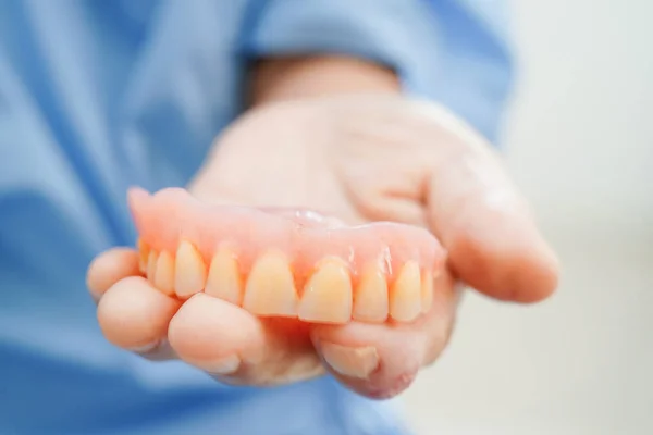 Médico Con Dentadura Postiza Mano Para Dentista Que Estudia Odontología —  Fotos de Stock