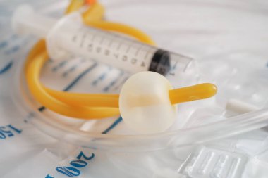 Foley kateteri ve idrar boşaltma torbası sakatlık veya hastanede yatan hasta için idrar topluyor..