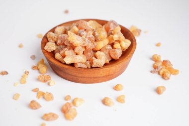 Tütsü veya olibanum aromatik reçine tütsü ve parfümlerde kullanılır..