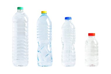Beyaz arka planda izole edilmiş plastik su şişesi, mineral, sağlıklı konsept.